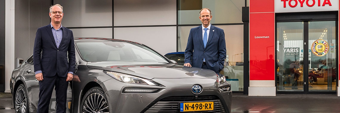 Toyota-Mirai-exterieur-voorkant-driekwart-met-Erwin-Jongh-en-Robert-Joore-hero-dlrsts.jpg